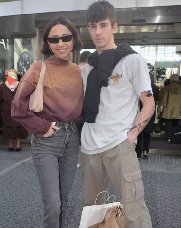 Zeynep Bastık kardeşini tanıttı!